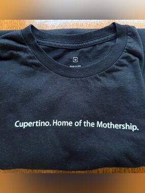 APPLE Cupertino 'Home of the Mothership' Black Graphic Tee / SIZE S/M
